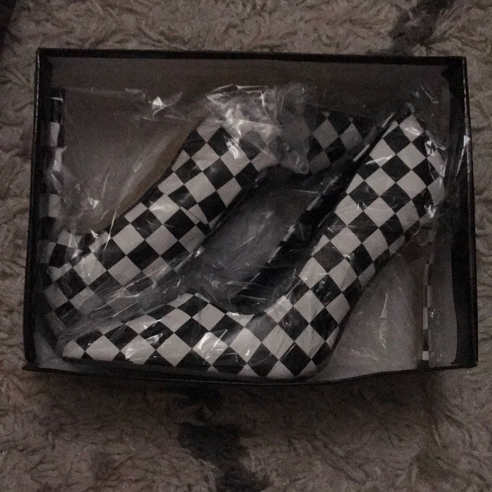 5 inch pointed toe racer/checkered pattern heels